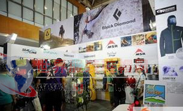 戶外用品漸成時(shí)尚新寵，鞋帽零售業(yè)迎來跨界融合新機(jī)遇